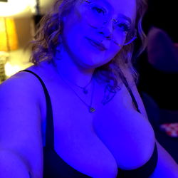 Model '✨Gem✨' in Blue Light from US