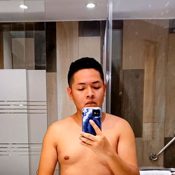 A Shirtless Selfie of Álvaro