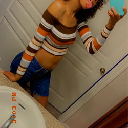 Model in Chicago Posing for Instagram