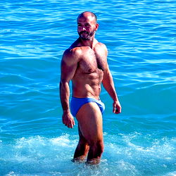 Pedro Flows: Model on Beach