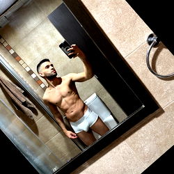 Model Ar! in the Mirror: A Sneak Peek into a Shoot from Barcelona