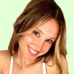 Amélie, a young woman radiating positivity and beauty!