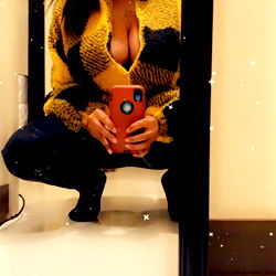 Onlyfans model Shaytoshort poses for a mirror selfie