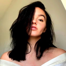 Amelie Cameron's Trendy Bob and Shoulder Style