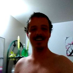 Onlyfans Model Bj90 in a Shower Selfie