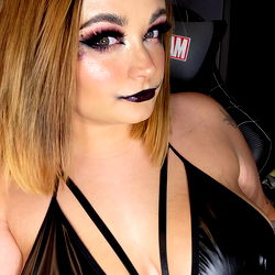 Model Amethyst Layne