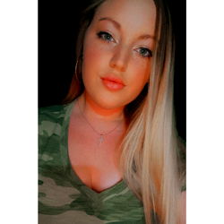 Amanda Lee - OnlyFans Model