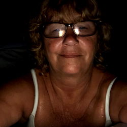 Hot weed mom takes a selfie in the dark
