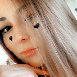 Ally, a 23-year-old influencer with a passion for fashion and beauty.