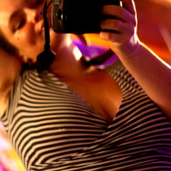 Model Atowilox, a 32-year-old woman with a playful demeanor, captured in an impromptu mirror selfie.