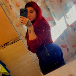 Carlily's Stunning Mirror Selfie