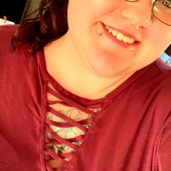 Arlene, Onlyfans model with pink hair and glasses