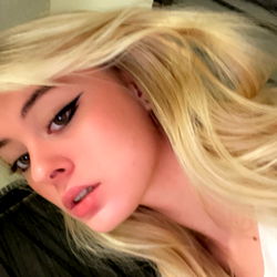 Dixie Willow - Elegant Onlyfans Model