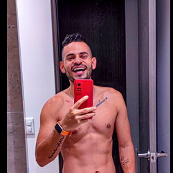 OnlyFans Model Alejandro Arismendy's Shirtless Mirror Selfie