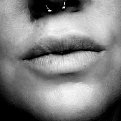 Amelia Fortuna: Fashionable Eyeliner, Highlighting Her Features