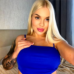 Model Amanda Sharing Fashion Post