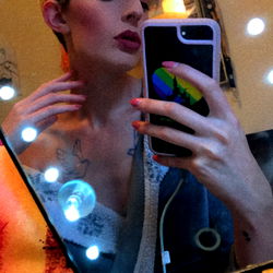 KD, a Tennessee-based OnlyFans model, sharing a mirror selfie with a glamorous look.