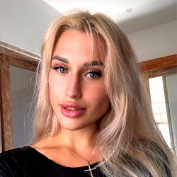 Aesthetic and Fashionable Model Lexee