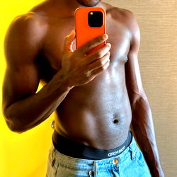 NYC-Based Fitness Model Donovan Daniel Showcasing Body in Mirror Selfie