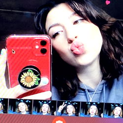 OnlyFans Model Sée Posed for Photo Booth