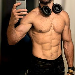 ThatHawtGuy334's Shirtless Muscular Pose