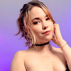 A Model from California Named Alice Moonstone 🌒