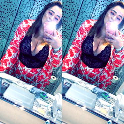 OnlyFans Model Katiee_x's Stylish Mirror Selfie with Red and White Floral Jacket