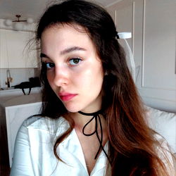 Jessie Bloom in White Sweater and Choker Necklace