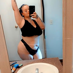 Alexis: OnlyFans Model Showcasing Bikini Body