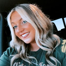 Model Shelbaexxx in Car Selfie