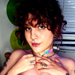 Onlyfans model 🦇Alaska🌸 posing confidently for the camera