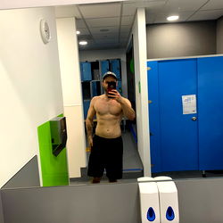 Fit Model Az420uk in Gym Mirror