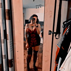 OnlyFans Model Daisy in Mirror Selfie