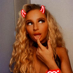 Alexas Texis: OnlyFans Model with Tattoos and Heart Emojis