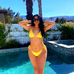 OnlyFans model Alondra showcases her bikini body