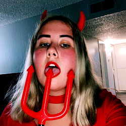 Model Kake's Playful Halloween Mood