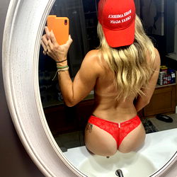 OnlyFans Model ♥️ Brit Posing