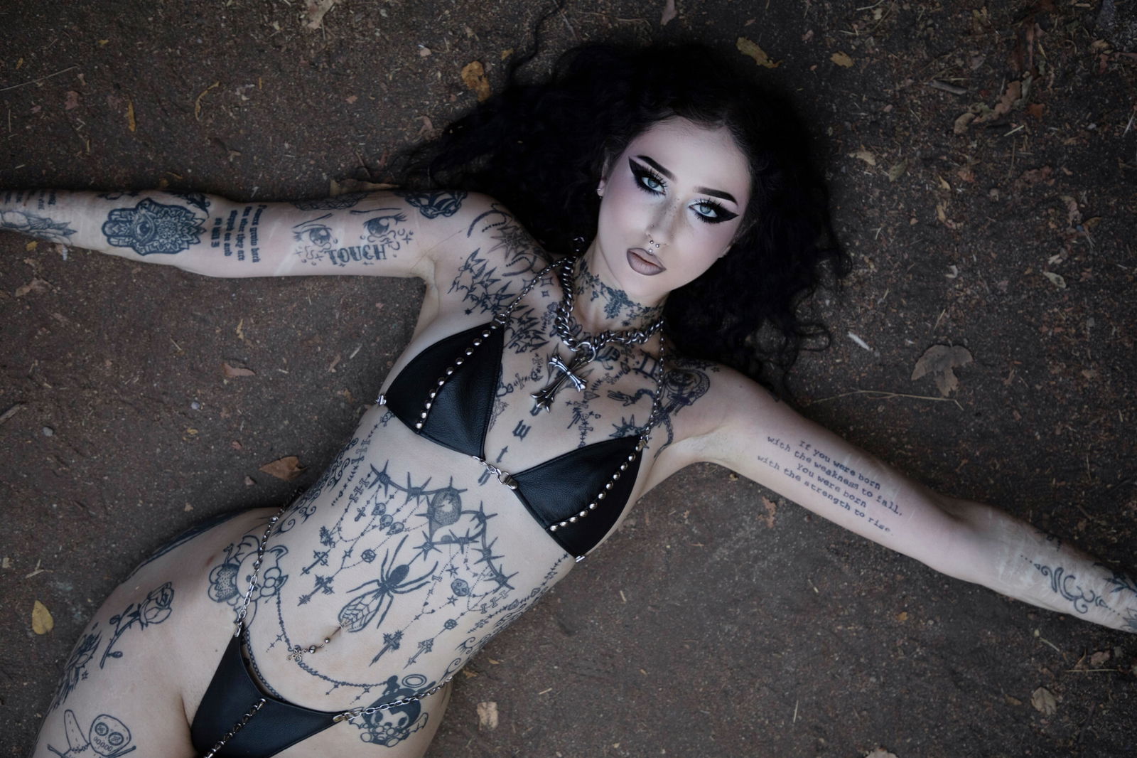 Chlo Lunaa - Submissive Goth 🤍 photo