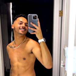 Daddywessss in Mirror Selfie