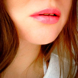 AlicenCat: Elegant Beauty in Soft Light