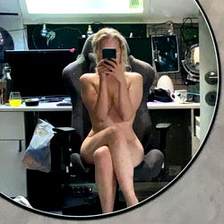 Raspberrie: An OnlyFans Model in a Home Studio