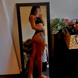 Neice Kemp, Model in a Trendy Outfit