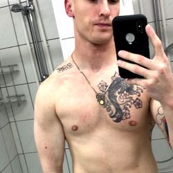 Fitness-focused Onlyfans Model C, Capturing Attention With Shirtless Selfie