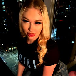 Intimate Glamour of OnlyFans Model Ashcakke