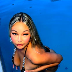 Sin's Poolside Moment 💦