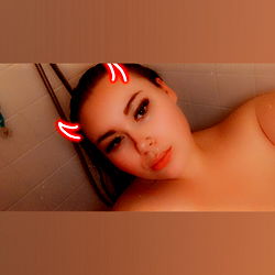 OnlyFans Model Alexxis Showcasing a Racy and Seductive Look