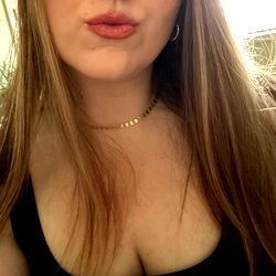 Allie Xso: Stylish Model with Neon Blonde Hair