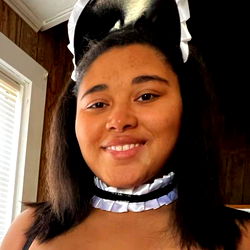 Lady in a maid costume with black collar and bow