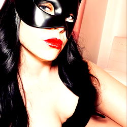 Leonora's Striking Photoshoot