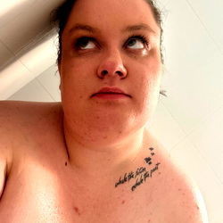 Aussie model J captures our attention with a playful mirror selfie